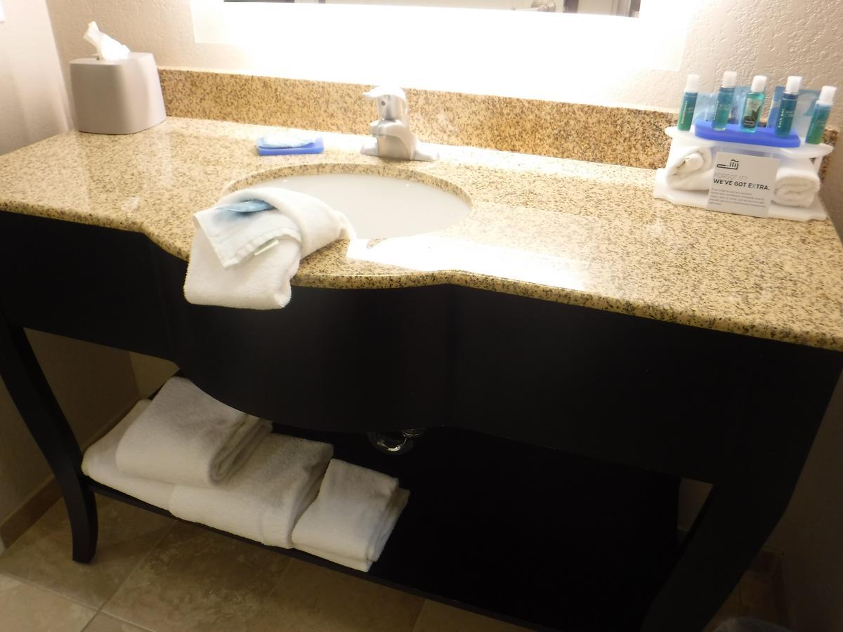 Standard Queen Room Two Queen Beds Bath Shower Combo,653807448:JPEG